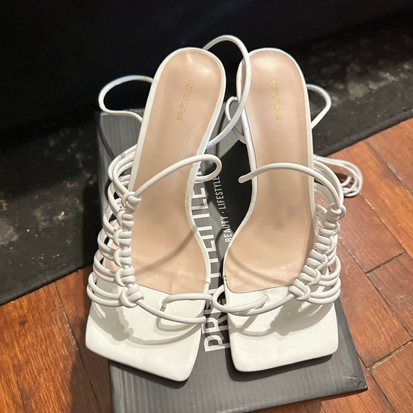 Pretty Little Thing - Picture 3 of 5